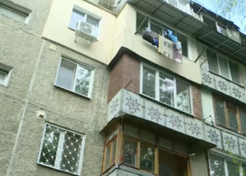 Un copil a căzut de la etajul 4 al unui bloc de locuit din Edineț. Medicii luptă pentru a-i salva viața