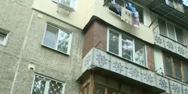 Un copil a căzut de la etajul 4 al unui bloc de locuit din Edineț. Medicii luptă pentru a-i salva viața