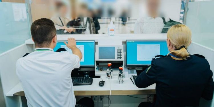 Doi frați din Nisporeni au ratat avionul spre Paris, după ce au fost prinși cu acte false