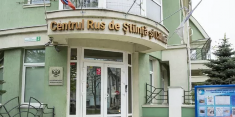Steagul Rusiei a dispărut de pe Centrul rus de Știință și Cultură din Chișinău