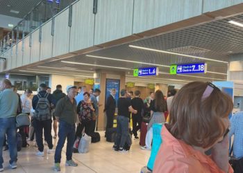 Nemulțumiri la aeroport: Oamenii au aflat despre noi curse anulate de FlyOne, când erau deja cu bagajele la intrare | FOTO