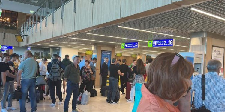 Nemulțumiri la aeroport: Oamenii au aflat despre noi curse anulate de FlyOne, când erau deja cu bagajele la intrare | FOTO