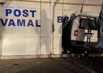 Un tânăr a intrat cu mașina în clădirea postului vamal Briceni: Se presupune că șoferul era beat criță | VIDEO
