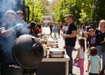 Fumul și mirosul de frigărui de pe pietonală scot oamenii din case: Peste 180 de persoane din zonă, cu plângere la Primărie