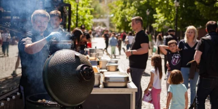 Fumul și mirosul de frigărui de pe pietonală scot oamenii din case: Peste 180 de persoane din zonă, cu plângere la Primărie