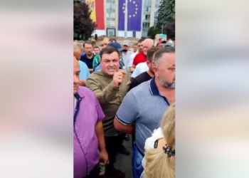 Disperarea unui fermier, în fața lui Recean: Din sărăcia noastră am venit aici. Ajutați-ne. Totul e gaj, în credit. Pâinea e 6 lei și eu plâng și vând grâul cu 2,80 | VIDEO