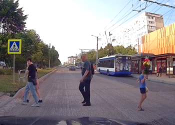 „Băi, vrei să mai calci un copil?”: Momentul în care un autobuz nu cedează trecerea unui copil, ce traversează pe zebră, la Ciocana | VIDEO 18+