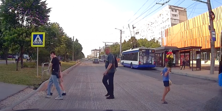 „Băi, vrei să mai calci un copil?”: Momentul în care un autobuz nu cedează trecerea unui copil, ce traversează pe zebră, la Ciocana | VIDEO 18+