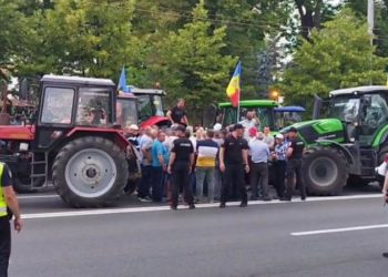 După marșul de azi, agricultorii au încercat să intre cu tehnica agricolă pe scările Parlamentului și l-au atacat cu întrebări incomode pe Igor Grosu | VIDEO