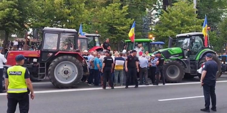 După marșul de azi, agricultorii au încercat să intre cu tehnica agricolă pe scările Parlamentului și l-au atacat cu întrebări incomode pe Igor Grosu | VIDEO