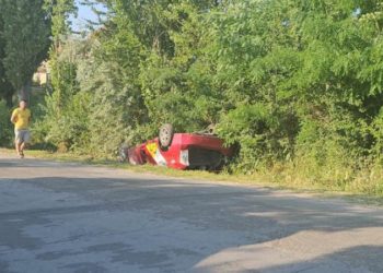 O mașină de taxi s-a răsturnat pe acoperiș și a ajuns într-un șanț, lângă Ghidighici: Șoferul, spitalizat | VIDEO