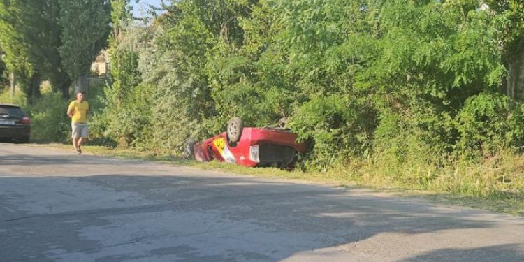 O mașină de taxi s-a răsturnat pe acoperiș și a ajuns într-un șanț, lângă Ghidighici: Șoferul, spitalizat | VIDEO