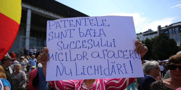 Proteste în fața Guvernului, urmate de discuții pe ton ridicat între patentari și ministrul Economiei Alaiba. Comercianții amenință cu noi manifestații | VIDEO