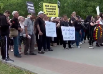 Protest cu îmbrânceli la СС: Poliția a ridicat sicriile aduse de membrii Partidului ”ȘOR”, a reținut câțiva protestatari și a blocat accesul spre Parlament | VIDEO