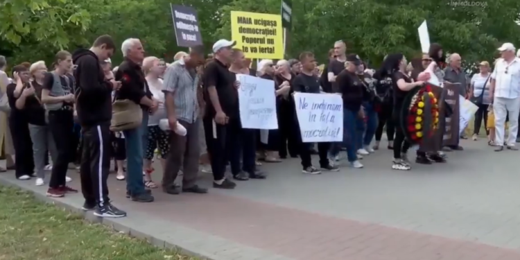 Protest cu îmbrânceli la СС: Poliția a ridicat sicriile aduse de membrii Partidului ”ȘOR”, a reținut câțiva protestatari și a blocat accesul spre Parlament | VIDEO