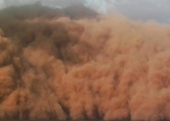 O furtună uriașă de nisip a acoperit întregul canal Suez