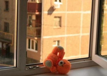 Двухлетняя девочка, упавшая на прошлой неделе с восьмого этажа, умерла