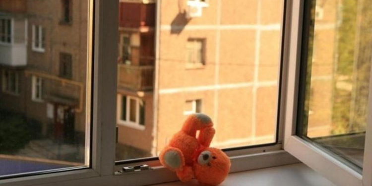 Двухлетняя девочка, упавшая на прошлой неделе с восьмого этажа, умерла