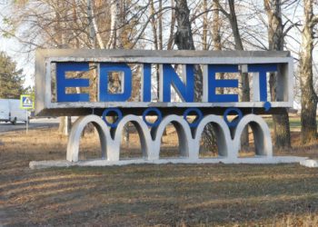 „Ambulanța cu fiul a pornit spre Chișinău și va face o oprire la spitalul din Bălți”. Noi detalii despre copilul de 7 ani, căzut în gol, la Edineț | VIDEO