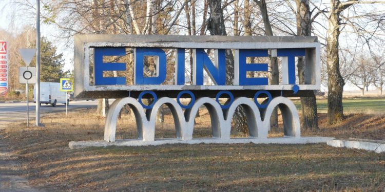 „Ambulanța cu fiul a pornit spre Chișinău și va face o oprire la spitalul din Bălți”. Noi detalii despre copilul de 7 ani, căzut în gol, la Edineț | VIDEO