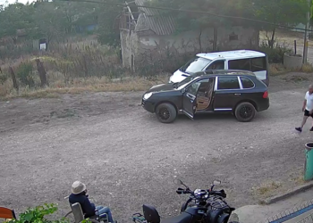 Membru PAS, surprins cum agresează oamenii din sat și distruge bunurile unui local. Cum au reacționat reprezentanții formațiunii politice | VIDEO