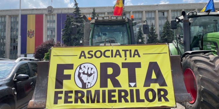 Agricultorii s-au adunat la un nou protest în centrul capitalei, intenționând să blocheze traficul. Ministrul agriculturii le-a promis soluții până deseară | VIDEO
