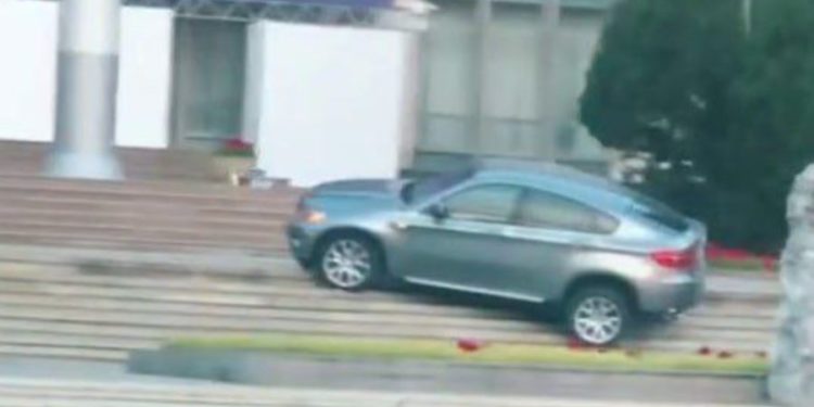 Un individ a urcat cu automobilul pe scările Guvernului. Mai multe echipaje ale poliției au intervenit la fața locului