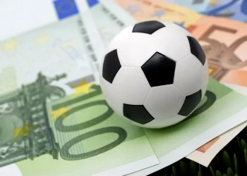 Ar fi influențat câștigul evenimentelor sportive, pentru a obține bani din pariuri: Șapte actuali și foști fotbaliști din țară, printre suspecți | VIDEO