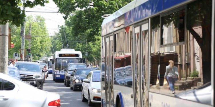 Zboruri reluate, restricții pentru șoferi – păstrate: Care este situația în traficul rutier la această oră în capitală | VIDEO