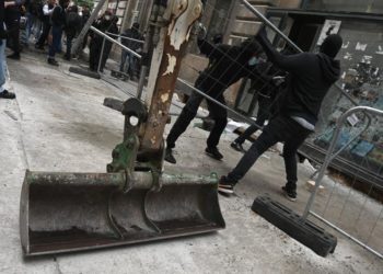 Franţa: Extrema dreaptă cere instaurarea stării de urgenţă. Restricţii multiple după trei nopţi de violenţe