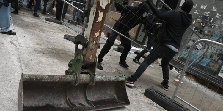 Franţa: Extrema dreaptă cere instaurarea stării de urgenţă. Restricţii multiple după trei nopţi de violenţe