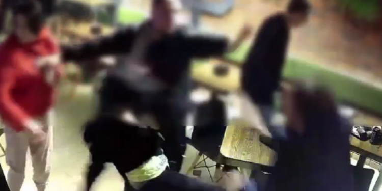 Patru tineri care au bătut un bărbat, într-un local din Capitală, și-au aflat sentința. Procurorii spun că vor contesta decizia | VIDEO