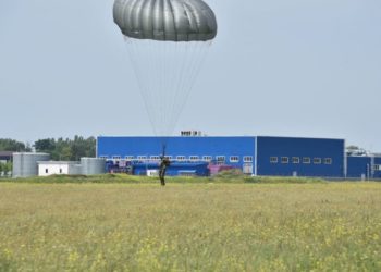 Militarii Armatei Naționale exersează salturi cu parașuta