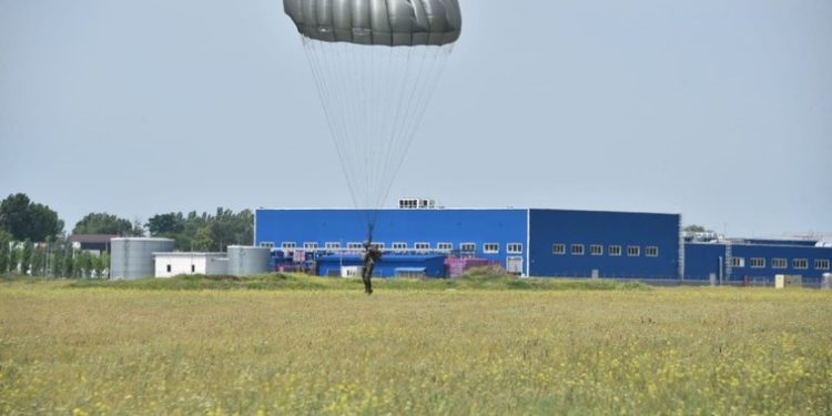 Militarii Armatei Naționale exersează salturi cu parașuta