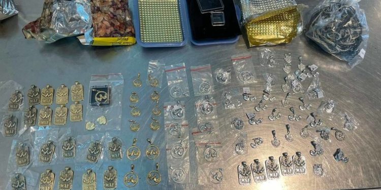 A încercat să treacă vama cu peste 90 de articole de bijuterii nedeclarate