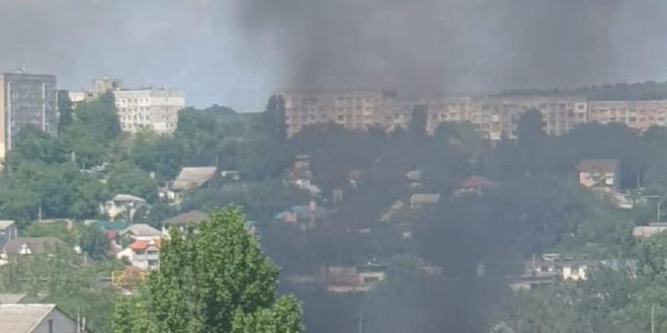 Un nor de fum dens și negru a fost observat de-asupra Capitalei, după ce un incendiu a izbucnit în această după-amiază