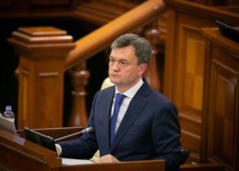 Dorin Recean se află în Parlament unde prezintă inițiativa legislativă de a majora salariile miniștrilor. Argumentele premierului | VIDEO