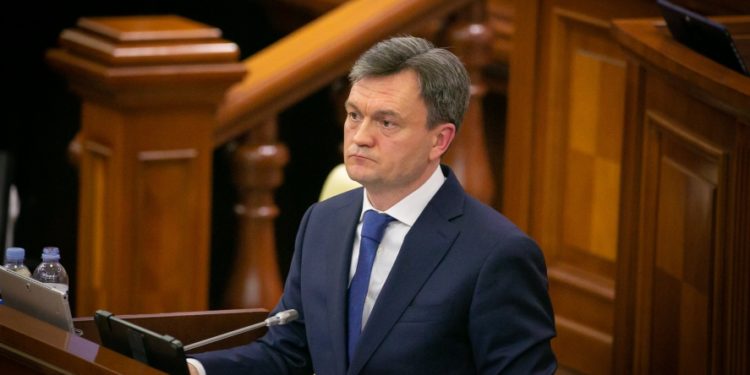 Dorin Recean se află în Parlament unde prezintă inițiativa legislativă de a majora salariile miniștrilor. Argumentele premierului | VIDEO
