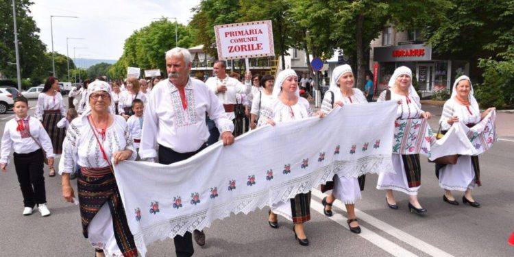 Sute de oameni au defilat într-o coloană festivă pe străzile din Orhei, de Ziua Națională a Portului Popular. Sărbătoarea a culminat cu un concert susținut la „Orheiland” | VIDEO