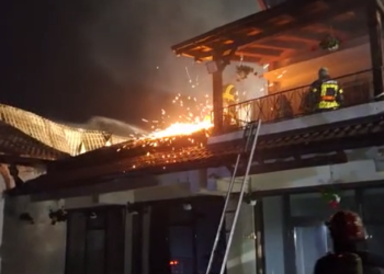 Momente de groază la un hotel din Braşov, după ce acoperişul a izbucnit în flăcări. Mansarda, înghiţită de vâlvătaie | VIDEO