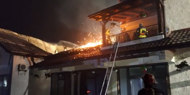 Momente de groază la un hotel din Braşov, după ce acoperişul a izbucnit în flăcări. Mansarda, înghiţită de vâlvătaie | VIDEO