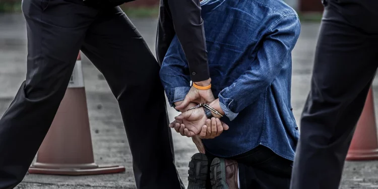 Escrocheria de milioane de euro cu turiști la Turnul Eiffel. Zeci de români au fost arestați