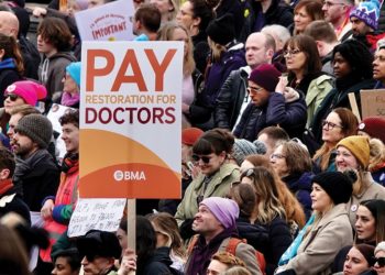 Vor salarii mai bune: Mii de medici din Anglia vor intra în grevă timp de cinci zile