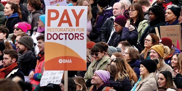 Vor salarii mai bune: Mii de medici din Anglia vor intra în grevă timp de cinci zile