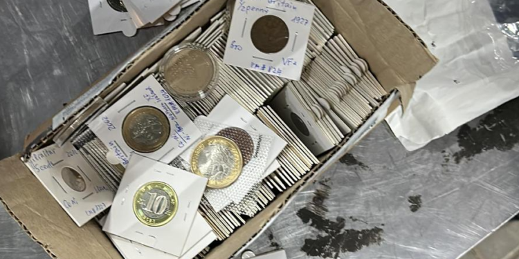 A ascuns 250 monede în valiză și intenționa să le introducă ilicit în Republica Moldova