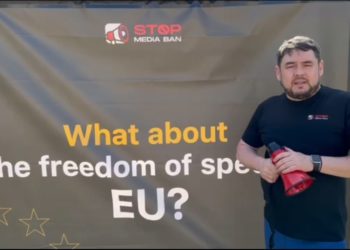„Lupta pentru libera exprimare continuă!”. Membrii Stop Media Ban protestează la Bruxelles în fața Parlamentului European
