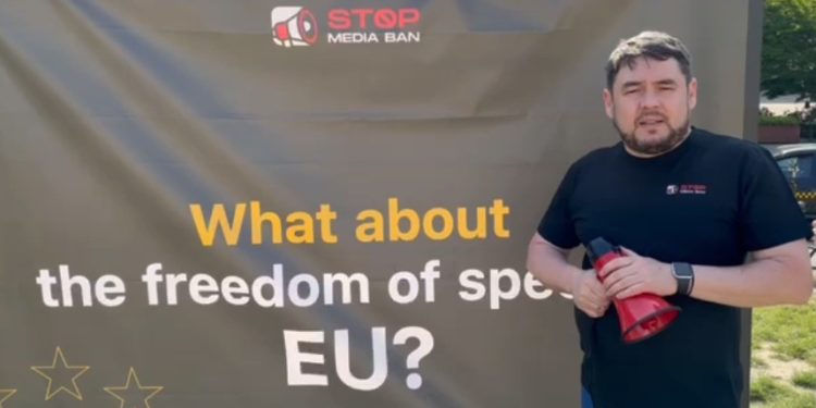 „Lupta pentru libera exprimare continuă!”. Membrii Stop Media Ban protestează la Bruxelles în fața Parlamentului European