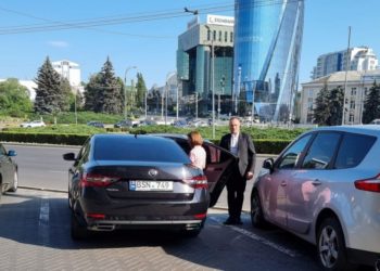 Maia Sandu, surprinsă de nou, la cumpărături: „Când a plecat s-au eliberat vreo 4 locuri în parcare”