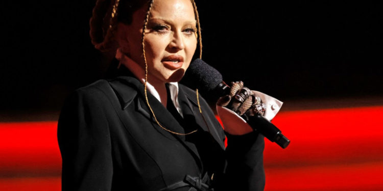 Madonna a fost internată la terapie intensivă din cauza unei infecții. Vedeta și-a amânat turneul mondial