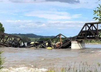 В США поезд с горячим асфальтом и расплавленной серой упал в реку при обрушении моста